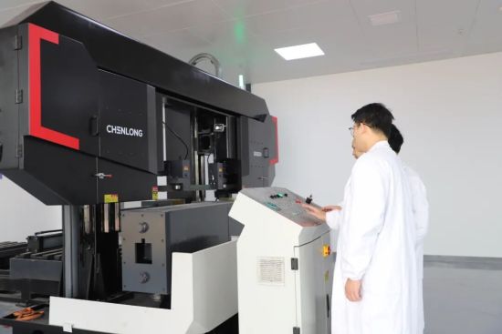 国家镁合金材料工程技术研究中心江西产业创新中心研究人员正在调试设备 国家镁合金材料工程技术研究中心江西产业创新中心研究人员正在调试设备