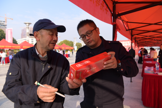 县烟草局工作人员指导群众鉴定香烟 县烟草局工作人员指导群众鉴定香烟