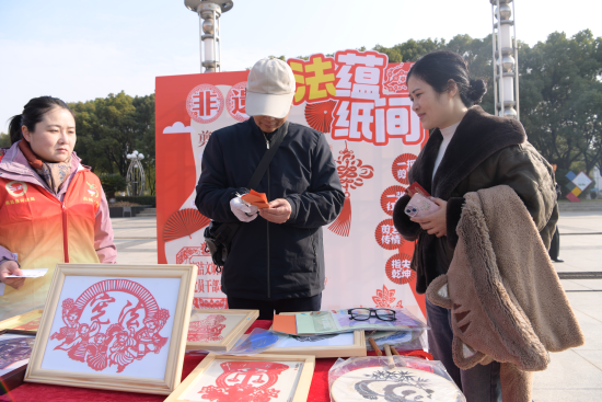 非遗普法剪纸摊位匠人帮群众剪纸 非遗普法剪纸摊位匠人帮群众剪纸