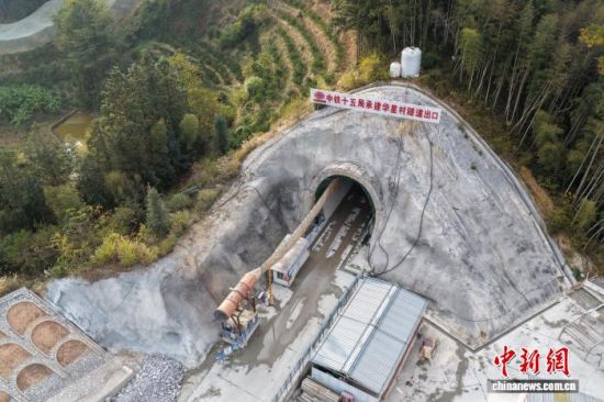 12月5日,瑞梅铁路华星村隧道贯通。罗军 摄 12月5日,瑞梅铁路华星村隧道贯通。罗军 摄
