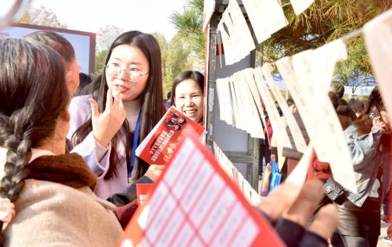 图为市民群众正在积极参与“法治猜谜”活动。 图为市民群众正在积极参与“法治猜谜”活动。