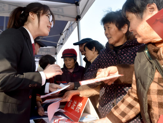 图为工作人员正向市民群众耐心宣讲相关法律知识。 图为工作人员正向市民群众耐心宣讲相关法律知识。