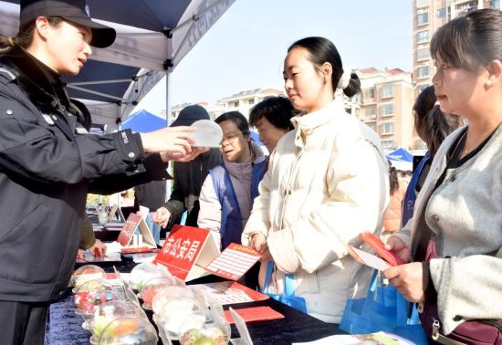 图为禁毒民警正向市民群众宣讲毒品的危害、种类和相关的禁毒知识等。 图为禁毒民警正向市民群众宣讲毒品的危害、种类和相关的禁毒知识等。