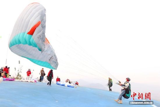 运动员正在助跑拉起滑翔伞。 熊锦阳 摄 运动员正在助跑拉起滑翔伞。 熊锦阳 摄