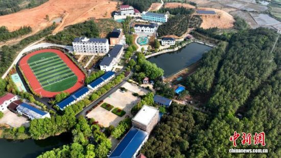 图为美丽的太阳村。 袁奇 摄 图为美丽的太阳村。 袁奇 摄