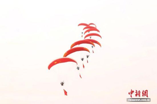 图为动力伞精彩表演。熊锦阳 摄 图为动力伞精彩表演。熊锦阳 摄