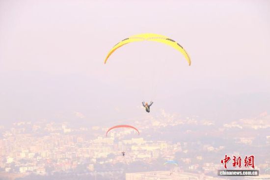 在蓝天“翱翔”的选手。熊锦阳 摄 在蓝天“翱翔”的选手。熊锦阳 摄