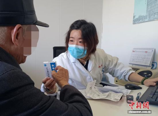 郑华娟医师正在耐心给老人讲解有关皮肤瘙痒药物的使用方法。喻文龙 摄.jpg 郑华娟医师正在耐心给老人讲解有关皮肤瘙痒药物的使用方法。喻文龙 摄.jpg