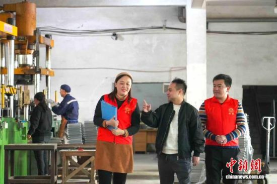 图为江西省德兴市委统战部工作人员深入辖区企业进行政策解读服务。 德兴市委统战部供图.jpeg 图为江西省德兴市委统战部工作人员深入辖区企业进行政策解读服务。 德兴市委统战部供图.jpeg