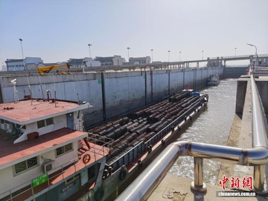 图为船舶通过信江流域一处船闸。江西省信江船闸通航中心 供图.jpg 图为船舶通过信江流域一处船闸。江西省信江船闸通航中心 供图.jpg