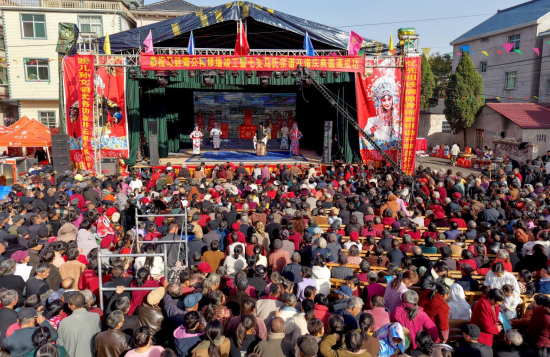 图为村民群众正在观看精彩的赣剧表演。(无人机拍摄) 图为村民群众正在观看精彩的赣剧表演。(无人机拍摄)