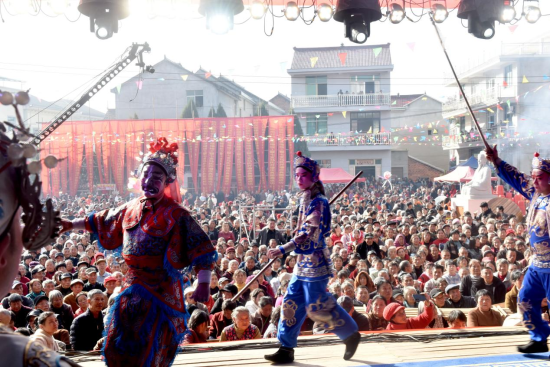 图为赣剧演职人员正为四面八方赶来的村民群众表演精彩的赣剧。 图为赣剧演职人员正为四面八方赶来的村民群众表演精彩的赣剧。