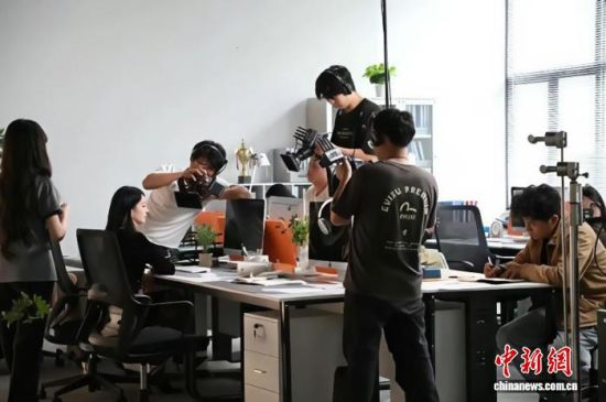 正在拍摄微短剧的剧组。 姚雅云 摄.jpg 正在拍摄微短剧的剧组。 姚雅云 摄.jpg