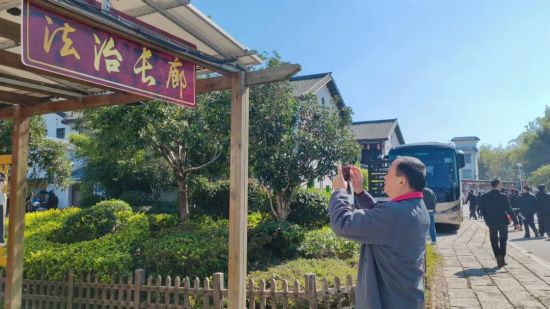 11月21日,“人权行动看中国·2025”江西行活动参访团走进江西于都县潭头村,图为中国人权研究会副会长、西南政法大学人权学院教授付子堂拍摄该村法治长廊。中新社记者 姜涛 摄.jpg 11月21日,“人权行动看中国·2025”江西行活动参访团走进江西于都县潭头村,图为中国人权研究会副会长、西南政法大学人权学院教授付子堂拍摄该村法治长廊。中新社记者 姜涛 摄.jpg