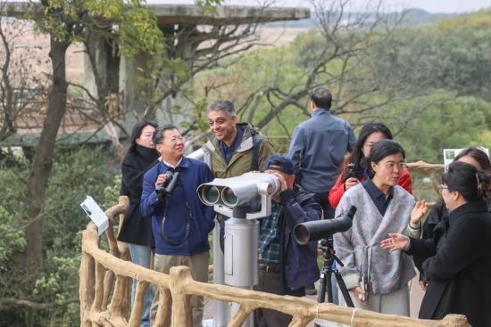 2025年11月17日,“人权行动看中国·2025”江西行活动参访团来到江西永修县。图为中外嘉宾在鄱阳湖湿地的一处观鸟点观测远处的候鸟。 中新社记者 刘力鑫 摄.jpg 2025年11月17日,“人权行动看中国·2025”江西行活动参访团来到江西永修县。图为中外嘉宾在鄱阳湖湿地的一处观鸟点观测远处的候鸟。 中新社记者 刘力鑫 摄.jpg