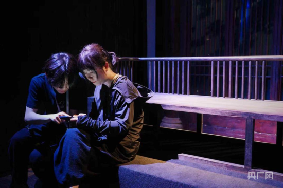 朱忱(右一)和搭档在手机上查看设备运行参数(央广网发 受访者供图) 朱忱(右一)和搭档在手机上查看设备运行参数(央广网发 受访者供图)