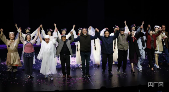 《暗恋桃花源》采茶歌舞版演出谢幕,一排中间的是赖声川,一排左三为池涛(央广网发 受访者供图 ) 《暗恋桃花源》采茶歌舞版演出谢幕,一排中间的是赖声川,一排左三为池涛(央广网发 受访者供图 )