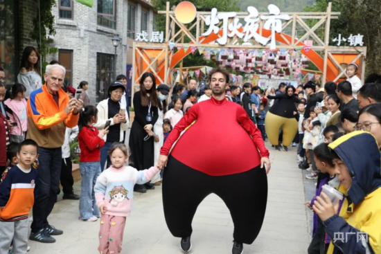 戏剧季002期间,德国迪迪埃—塞隆剧团的《行走的膨胀人》正和孩子们互动(央广网记者 周蓓 摄) 戏剧季002期间,德国迪迪埃—塞隆剧团的《行走的膨胀人》正和孩子们互动(央广网记者 周蓓 摄)