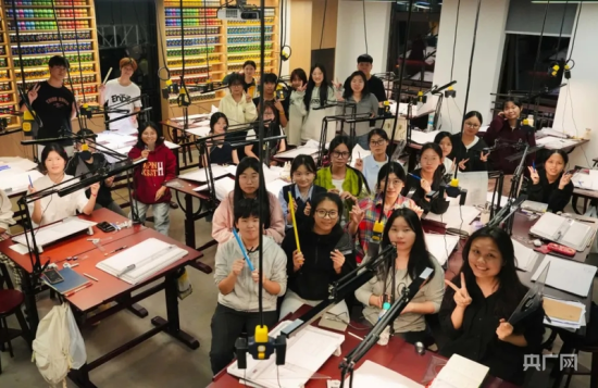 和声戏剧技术学院的学生(央广网发 肖江峰 摄) 和声戏剧技术学院的学生(央广网发 肖江峰 摄)