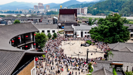 小镇吸引了世界各地专业戏剧人、戏剧爱好者和游客(央广网发 刘兆春 摄) 小镇吸引了世界各地专业戏剧人、戏剧爱好者和游客(央广网发 刘兆春 摄)