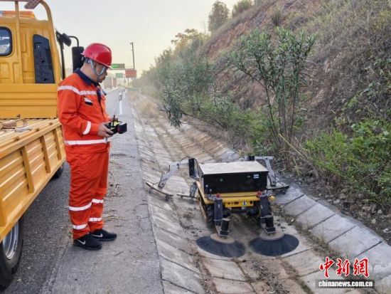 图为安源养护所六市养护站自主研发的自适应打草机。余志扬 摄 图为安源养护所六市养护站自主研发的自适应打草机。余志扬 摄