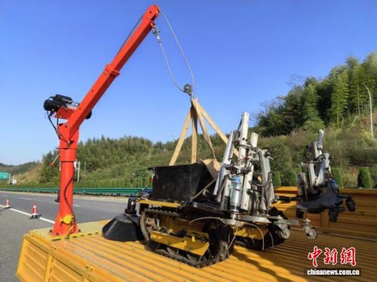 图为安源养护所六市养护站自主研发的自适应打草机。余志扬 摄 图为安源养护所六市养护站自主研发的自适应打草机。余志扬 摄