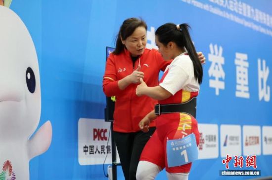 陈海霞(左)与熊苏玲(右)赛后交流。赛事组委会 供图 陈海霞(左)与熊苏玲(右)赛后交流。赛事组委会 供图
