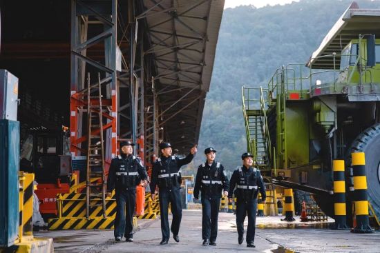 ͼΪ�����й�����ͭ���ɳ������ڿ�ɽ��ҵ��չ��ȫ������顣 ������ ��