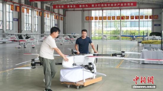 在南康区龙回镇的赣州低空经济产业园,技术人员正在对无人机进行保养维护。 曾传浩天 摄 在南康区龙回镇的赣州低空经济产业园,技术人员正在对无人机进行保养维护。 曾传浩天 摄