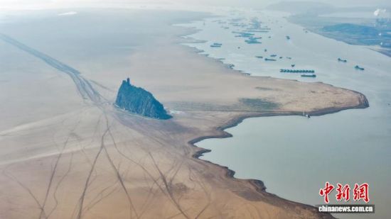 12月14日,江西湖口,随着鄱阳湖水位走低,昔日丰水期被淹水中的鞋山岛露出水面。张玉 摄 12月14日,江西湖口,随着鄱阳湖水位走低,昔日丰水期被淹水中的鞋山岛露出水面。张玉 摄