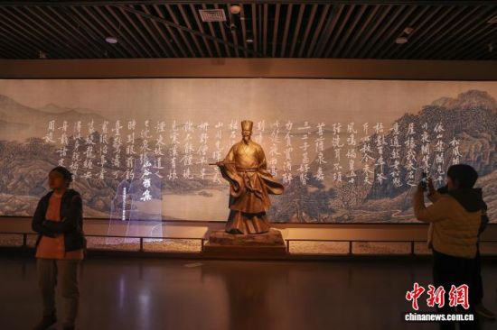 12月16日,“山谷雅集——黄庭坚诞辰980周年特展”在江西省博物馆开幕。刘力鑫 摄 12月16日,“山谷雅集——黄庭坚诞辰980周年特展”在江西省博物馆开幕。刘力鑫 摄