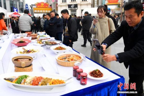 12月16日,2025江西省“美好生活焕新季”服务消费促进活动启动仪式在九江市举行。图为活动现场。王祺 摄 12月16日,2025江西省“美好生活焕新季”服务消费促进活动启动仪式在九江市举行。图为活动现场。王祺 摄