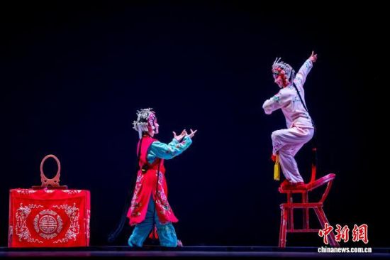 图为弋阳腔《挂画》演出现场。杨斌 摄 图为弋阳腔《挂画》演出现场。杨斌 摄