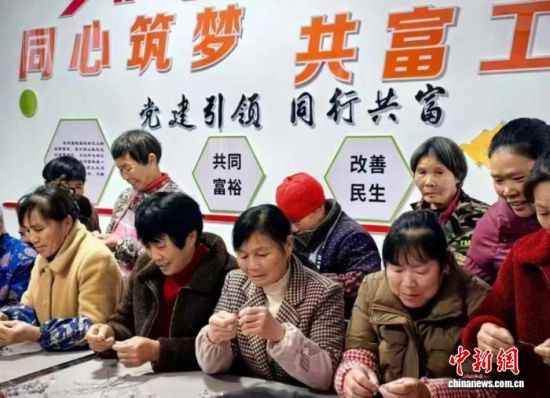 ͼΪ����ʡ������Ͽ���ظ������μҴ�ġ�һ��һС���Ҹ�Ժ��(Ͽ�����˴�ί�ṩͼ)