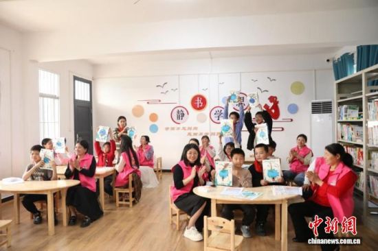 ͼΪ����ʡ������Ͽ���ظ������μҴ�ġ�һ��һС���Ҹ�Ժ��(Ͽ�����˴�ί�ṩͼ)