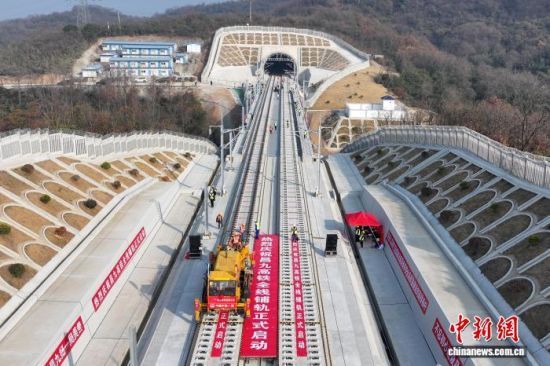 12��19�գ����Ÿ�����ʼȫ���̹졣ͼΪ���Ÿ�����ɽ�������̹�ʩ���ֳ����������� ��