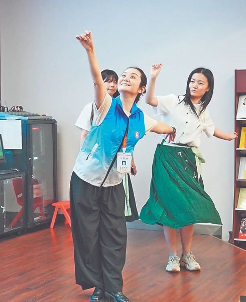 文艺导师黄慧指导队员排练歌舞 文艺导师黄慧指导队员排练歌舞