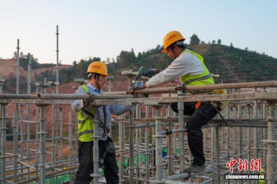 ͼΪʩ����Ա���ڴ���Ѱ��վվ������֧�ż��塣Ҷ���� ��