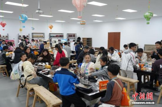 12��20�գ�������ǰϦ��������۵���Сѧ��ѧѧ�����ϲ����ϻͽ�±�������ѧ����������˺��Ѽ����Ȥ����������� ���� ��.jpg