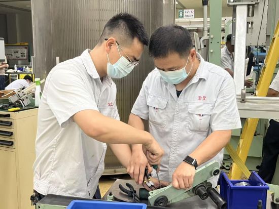 ͼΪ������������Ա���޸�ʤ������ʦ�����ۺ㣨�ң����ڽ���YB45С���̰����������ά����