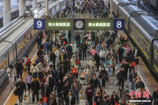 ͼΪ�����ϲ�վ���ÿʹ�վ̨���߹���(����ͼ)������ ��.jpg