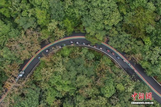 9月25日,江西赣州安远县,车手们从三百山的盘山公路上经过。刘力鑫 摄 9月25日,江西赣州安远县,车手们从三百山的盘山公路上经过。刘力鑫 摄