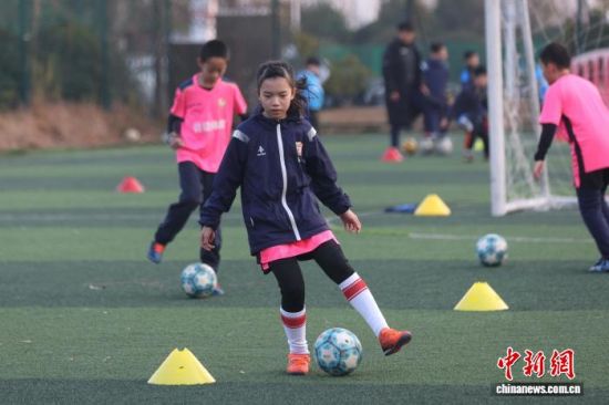 ͼΪһ��Ů��������ϰ������������� ��ռ�� ��