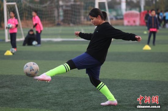 ͼΪһ��Ů��������ϰ���š���������� ��ռ�� ��