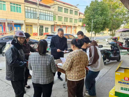 图为普法志愿者为中老年群体现场普法。鲁翔 摄 图为普法志愿者为中老年群体现场普法。鲁翔 摄