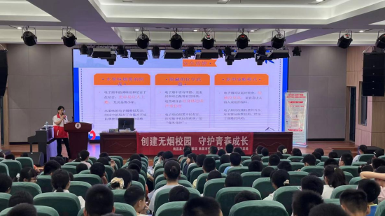 图为南昌县烟草法规员进校园授课。姚栗萍 摄 图为南昌县烟草法规员进校园授课。姚栗萍 摄