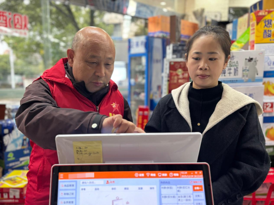 图为客户经理郭雪生给董雨情讲解云POS系统设置 图为客户经理郭雪生给董雨情讲解云POS系统设置