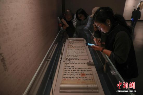 12月16日,“山谷雅集——黄庭坚诞辰980周年特展”在江西省博物馆开展,图为观众正在参观米芾《行书三札卷》。刘力鑫 摄 12月16日,“山谷雅集——黄庭坚诞辰980周年特展”在江西省博物馆开展,图为观众正在参观米芾《行书三札卷》。刘力鑫 摄