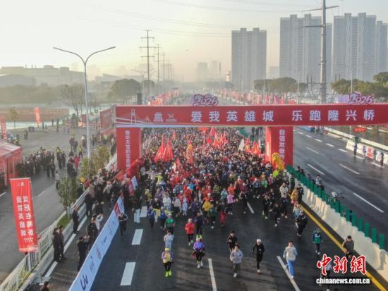 跑步爱好者从赣江南岸的南昌高新区起点出发开始跑步。 跑步爱好者从赣江南岸的南昌高新区起点出发开始跑步。