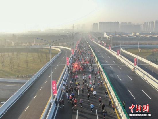 跑步爱好者从隆兴大桥的引桥上跑过。 跑步爱好者从隆兴大桥的引桥上跑过。